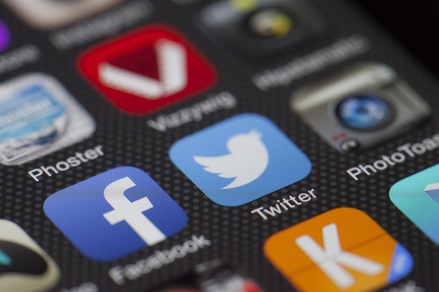 When Should Influencers Take Social Media Full Time?